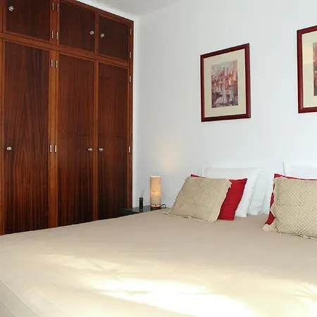 بيت للعطل Center House With Garden *